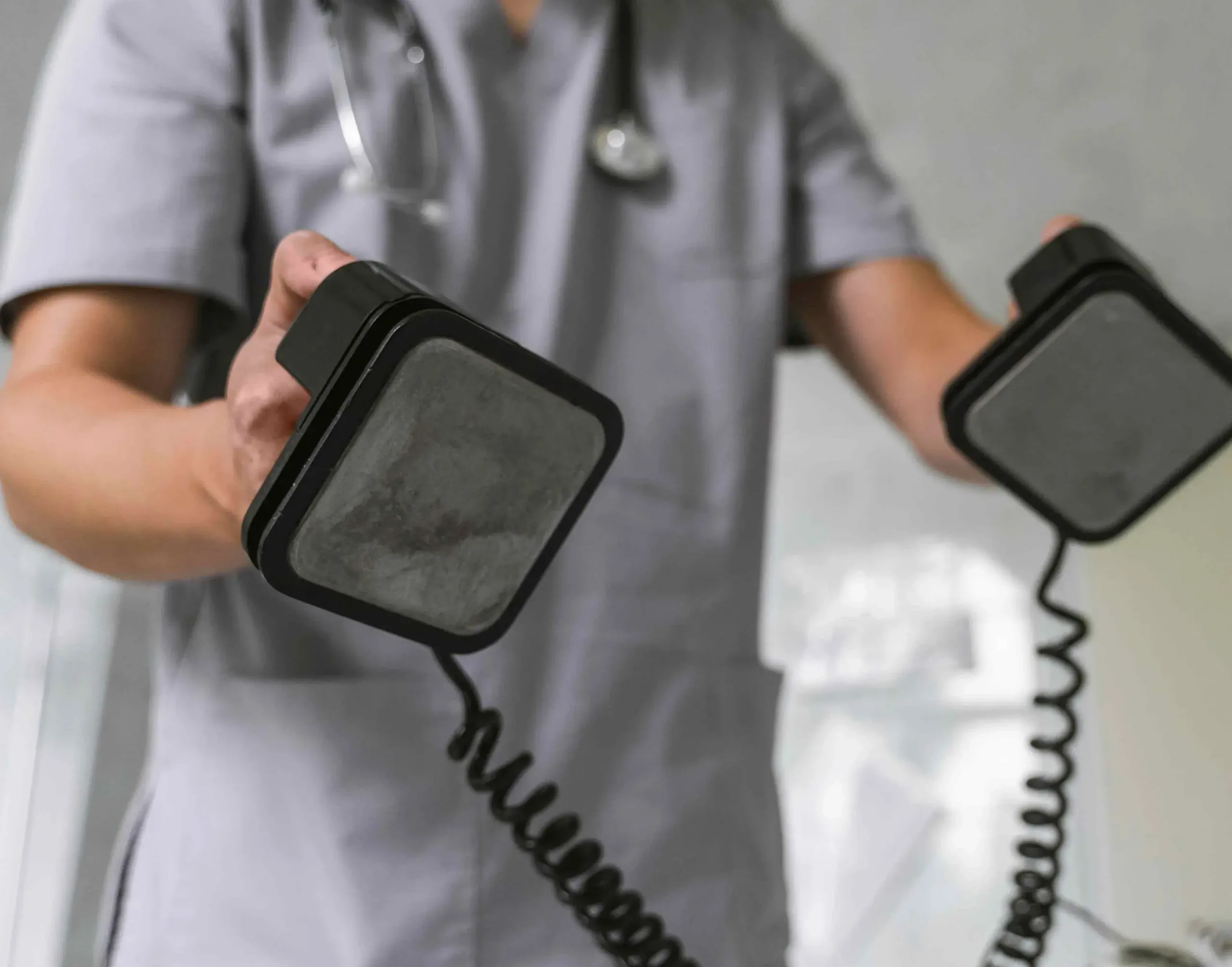 Wo finden sich Defibrillatoren für den Notfall?