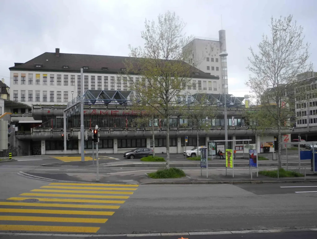 Wipkingen: Tram kollidiert mit Lastwagen