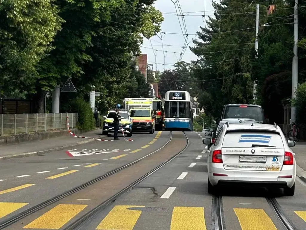 Höngg: Mehrere Einsatzkräfte wegen Rauchentwicklung vor Ort